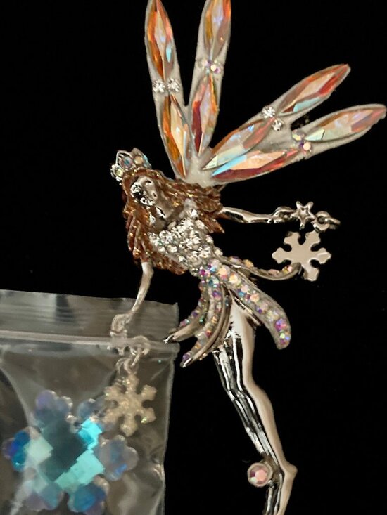 KIRKS FOLLY RARE/SIGNED  KIRKS FOLLY STUNNING DELPHINE THE RED HEADED SNOW QUEEN SPARKLING BROOCH
